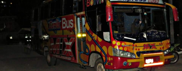 Policía arresta a 22 personas dentro de un bus “chelero” en La Paz