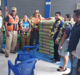 Defensa Civil entrega ayuda humanitaria y cemento para el trópico cochabambino