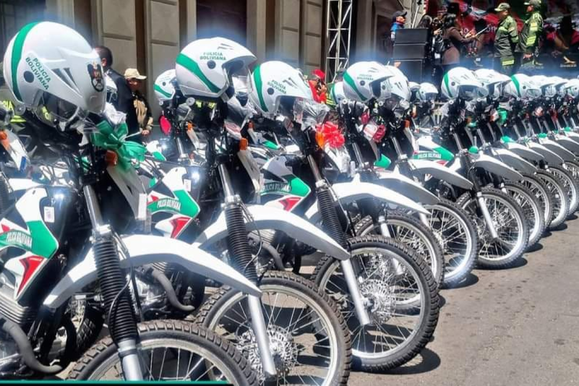 Gobernación dota vehículos y equipos a la Policía de La Paz 