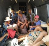 Militares rescatan a 21 dragueros atrapados en el caudal del río Piraí