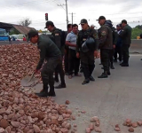 Policía logra habilitar vía en un punto de bloqueo entre Vinto y Sipe Sipe