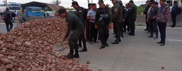 Policía logra habilitar vía en un punto de bloqueo entre Vinto y Sipe Sipe