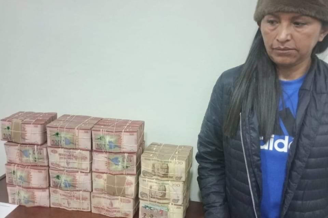 Policía comisa Bs 1,8 millones en carretera La Paz-Oruro