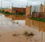 Defensa Civil desplaza maquinaria y auxiliar a afectados con riada en Arani