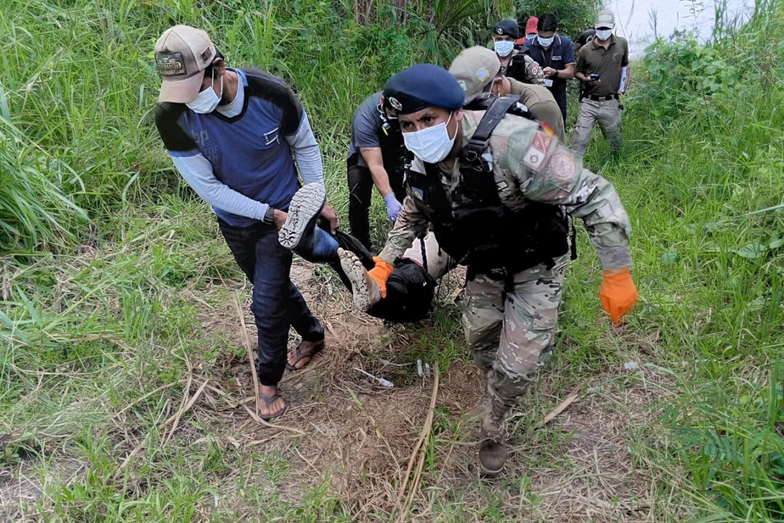 Marinos de la Armada rescatan dos cuerpos sin vida en el río Beni