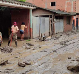 Militares evacúan a familias afectadas por inundaciones y mazamorras en Pando, Cochabamba y La Paz
