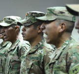 Ascienden a solados que brindan seguridad en el Ministerio de Defensa