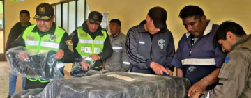Policía entrega vestuario a servidores en Zona Sur de La Paz