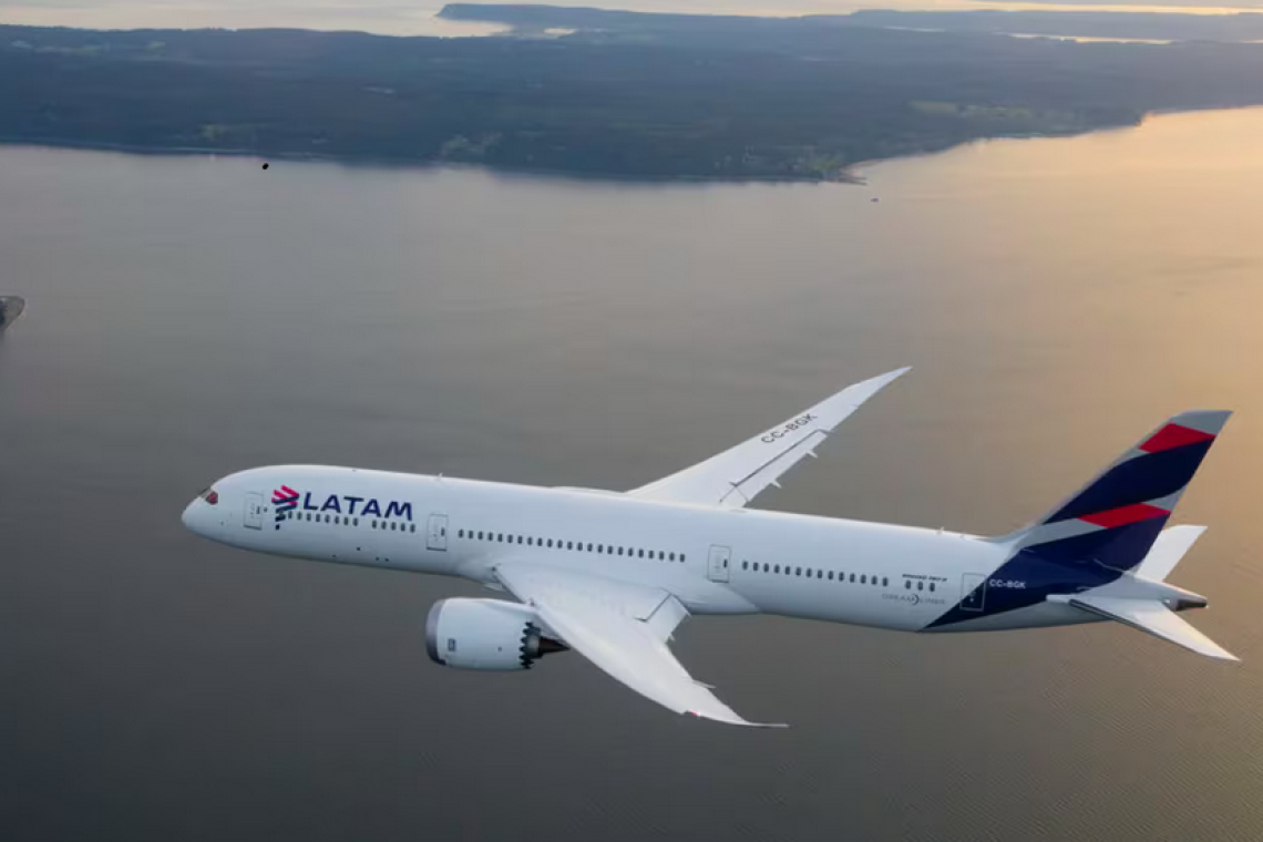 El insólito percance en la cabina entre una azafata y el piloto que habría causado el brusco descenso del vuelo de Latam