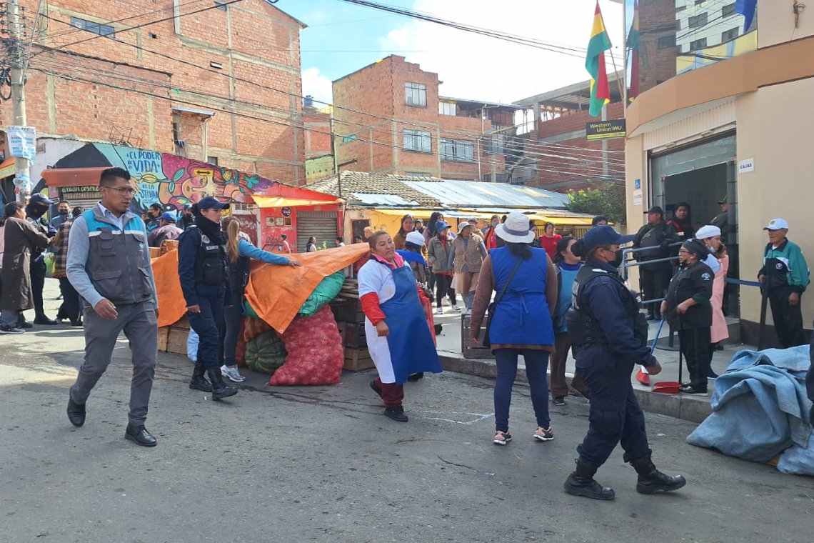 Gremiales atacan a funcionarios ediles en mega-operativo en La Paz