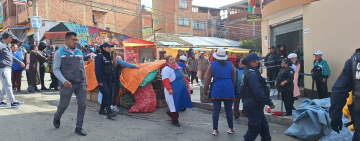 Gremiales atacan a funcionarios ediles en mega-operativo en La Paz