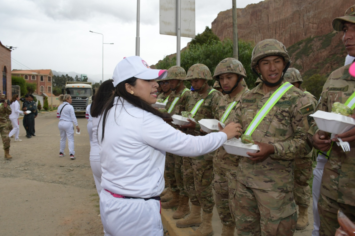 Voluntarias del Ejército reparten almuerzo a tropa que trabaja en zonas de riesgo