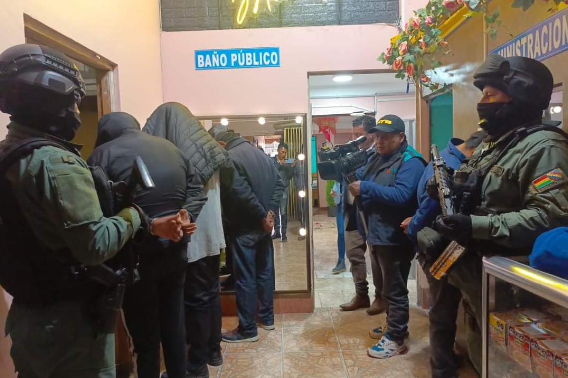 Intervienen alojamiento camuflado como baño, karaoke y prostíbulo