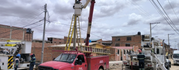 ENDE realiza trabajos de mantenimiento de redes de distribución eléctrica en Oruro, La Paz y Beni
