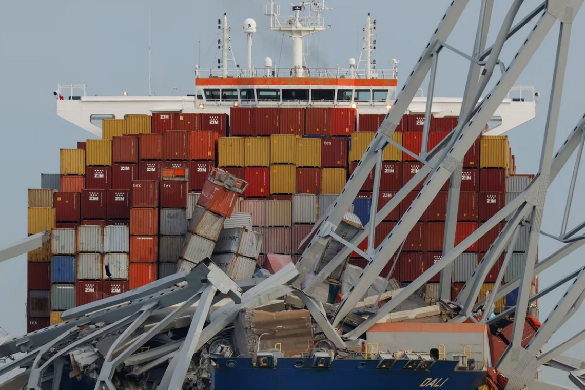 Un barco impactó contra el puente Francis Scott Key que se desplomó en Baltimore: buscan al menos a siete desaparecidos en el agua
