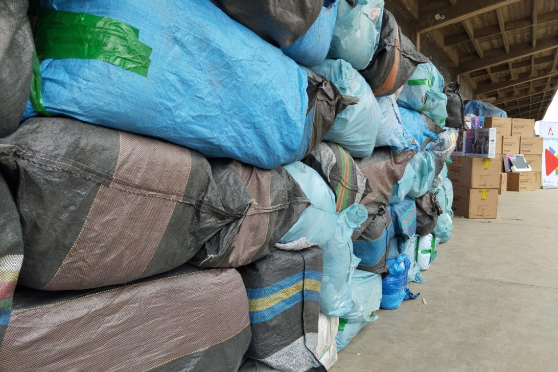 Aduana comisa fardos de ropa usada y televisores sin documentación