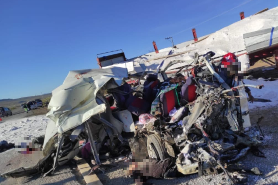 Colisión de minibus con un camión provoca la muerte de 14 personas