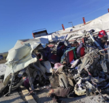 Colisión de minibus con un camión provoca la muerte de 14 personas