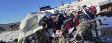 Colisión de minibus con un camión provoca la muerte de 14 personas