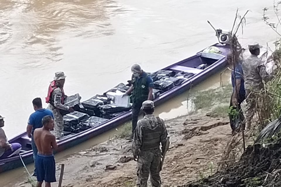 Marinos comisan 30 cajas de carne de pollo de contrabando en el Río Acre