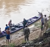 Marinos comisan 30 cajas de carne de pollo de contrabando en el Río Acre