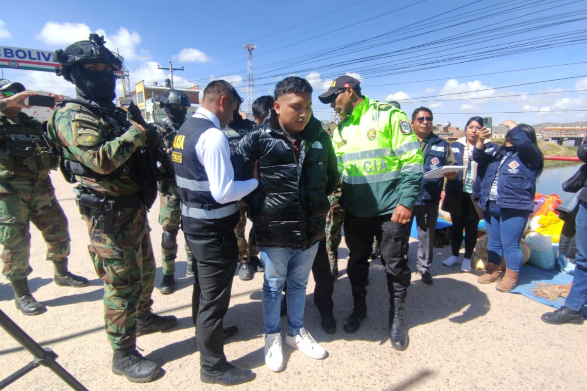 Policía Boliviana entrega a peligroso súbdito peruano buscado en Perú