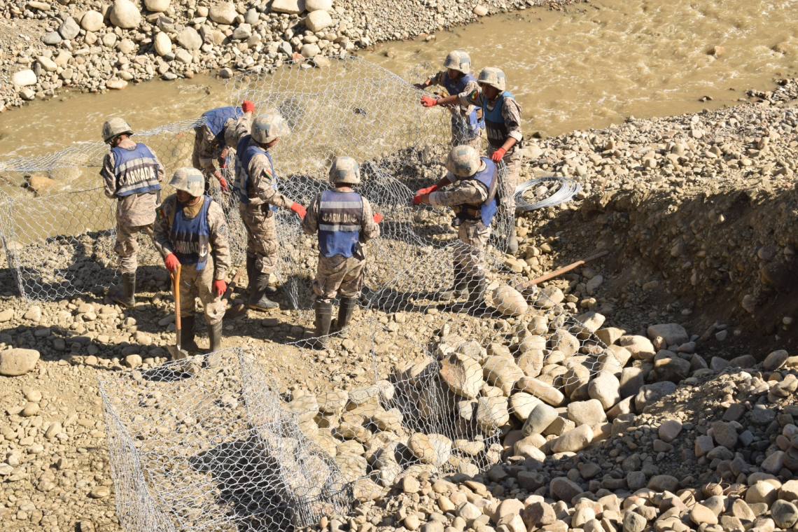 Navales continúan con armado de gaviones en la Zona de Irpavi en La Paz