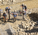 Navales continúan con armado de gaviones en la Zona de Irpavi en La Paz