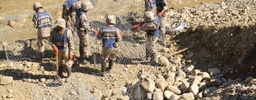 Navales continúan con armado de gaviones en la Zona de Irpavi en La Paz