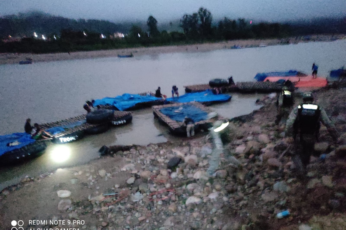 Gomoneros agreden a navales en Bermejo frontera con Argentina