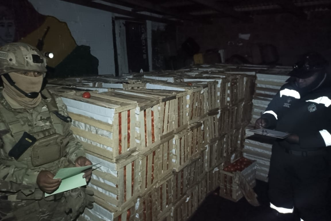 CEO recupera 400 litros de diésel y 320 cajas de tomate procedente del Perú 