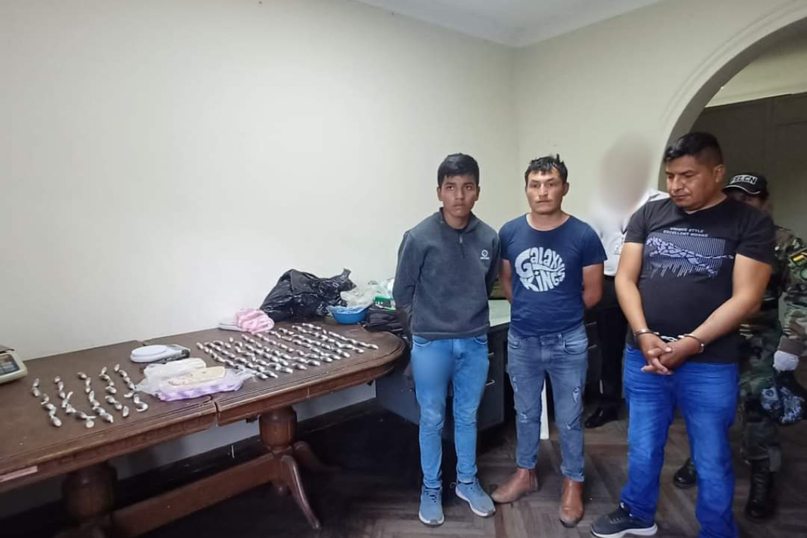 Caen tres tragones que transportaban 144 cápsulas de cocaína