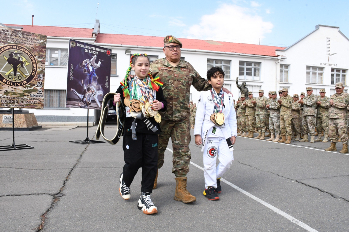 Ejercito condecora y entrega becas de estudio a niños atletas de oro