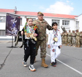 Ejercito condecora y entrega becas de estudio a niños atletas de oro