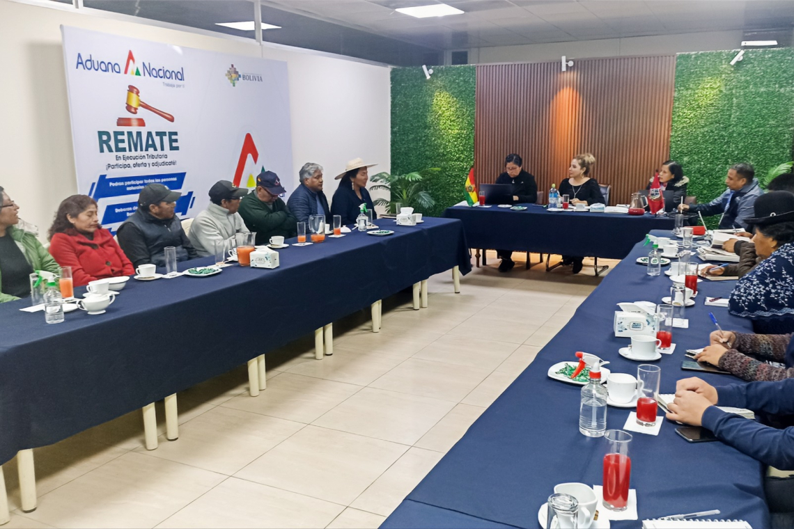 Aduana firma acuerdo con gremiales de la Feria Dominical de la Zona Sur
