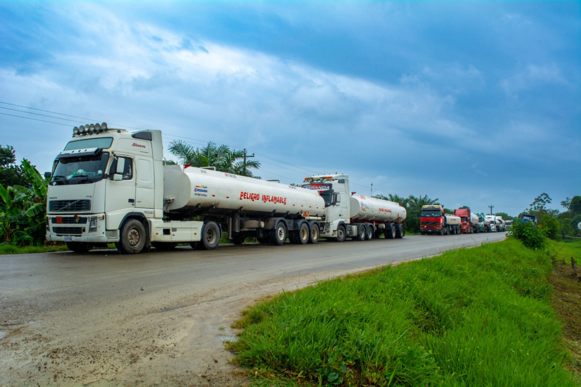 700 cisternas transitan con combustibles a diferentes plantas de YPFB a nivel nacional