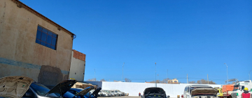 Aduana comisa vehículos, bebidas y ropa usada de contrabando