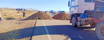 Buses y vehículos utilizan rutas alternas para llegar a La Paz ante el bloqueo en Caracollo