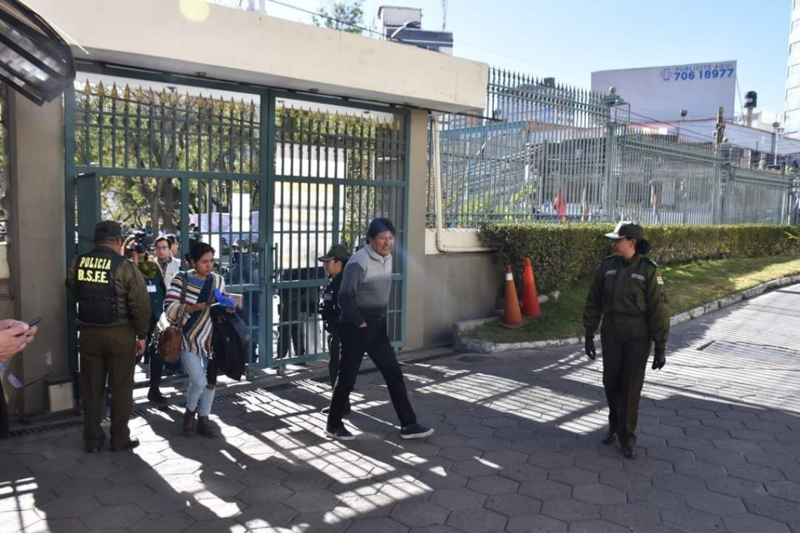 Morales abandona encuentro multipartidario y recibe críticas