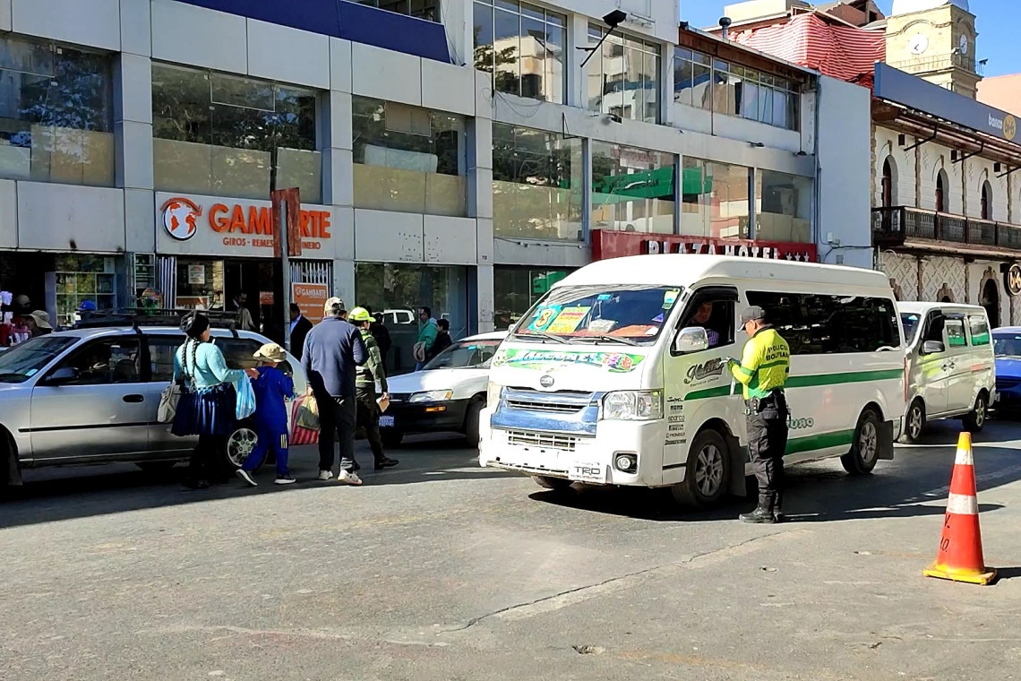 Choferes de minibuses anuncian paro movilizado para el jueves, con toma de instituciones