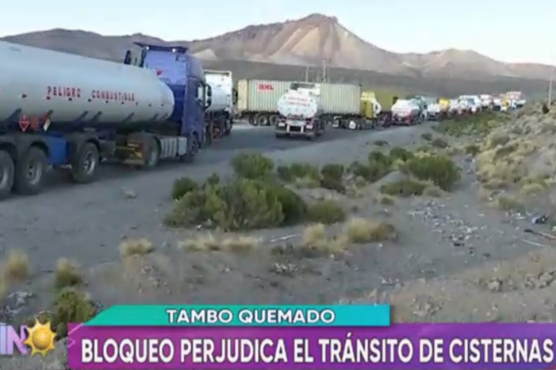 Bloqueo en Tambo Quemado perjudica paso de cisternas hacia Arica para cargar combustible 