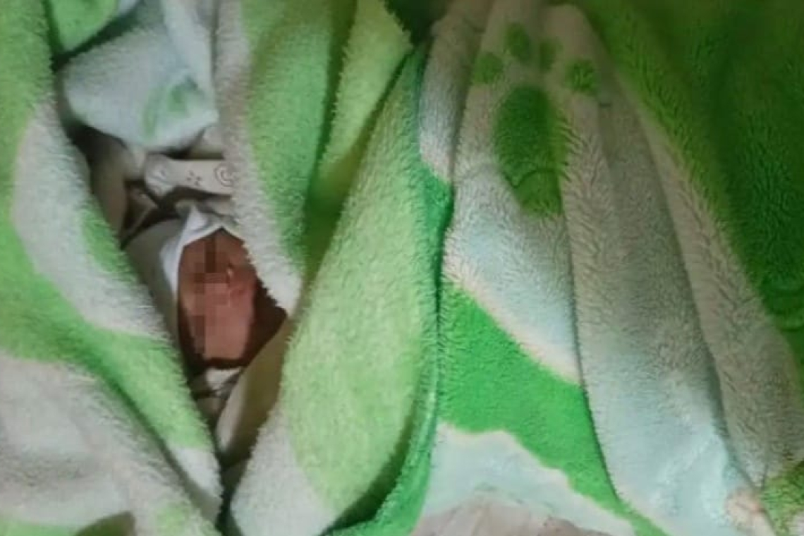 Dos recién nacidos fueron abandonados, uno de ellos estaba en una caja de cartón