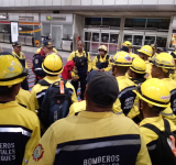 Más de 60 bomberos y expertos en incendios forestales de Venezuela arribarán al mediodía a Santa Cruz