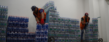 Cervecería dona más de 30.000 botellas de productos hidratantes para bomberos y afectados por los incendios 