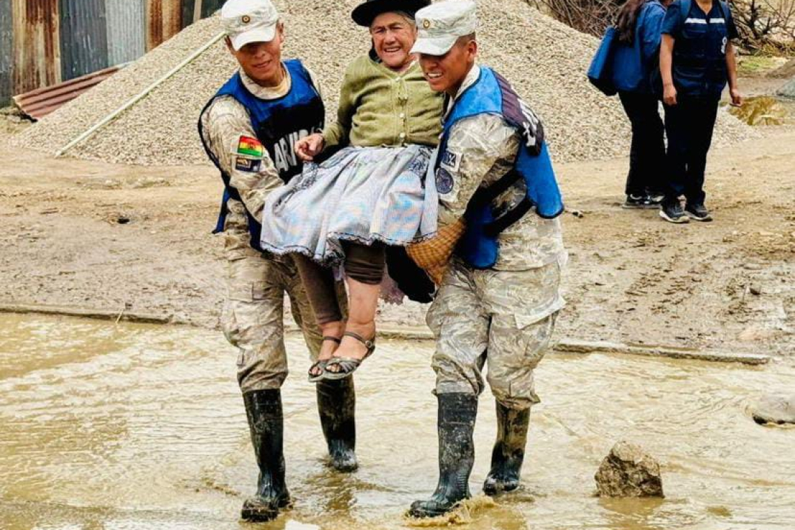En Colcapirhua 300 militares ayudan tras desborde del río Chijllawiri