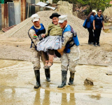 En Colcapirhua 300 militares ayudan tras desborde del río Chijllawiri