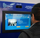 Gobierno inaugura sistema ED-10, equipos que emitirán cedulas y licencias