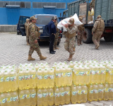 Militares entregan a EMAPA 5.000 litros de aceite y azúcar de contrabando