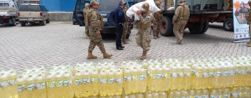 Militares entregan a EMAPA 5.000 litros de aceite y azúcar de contrabando