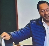 Arce deposita su voto e invita a sufragar y cumplir con el deber ciudadano